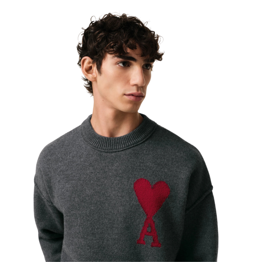 Pull col rond AMI Paris laine mérinos feutrée gris cœur rouge