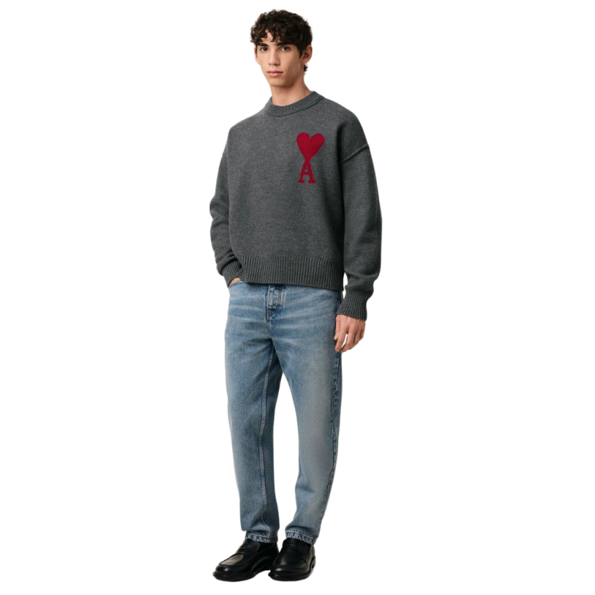Pull col rond AMI Paris laine mérinos feutrée gris cœur rouge