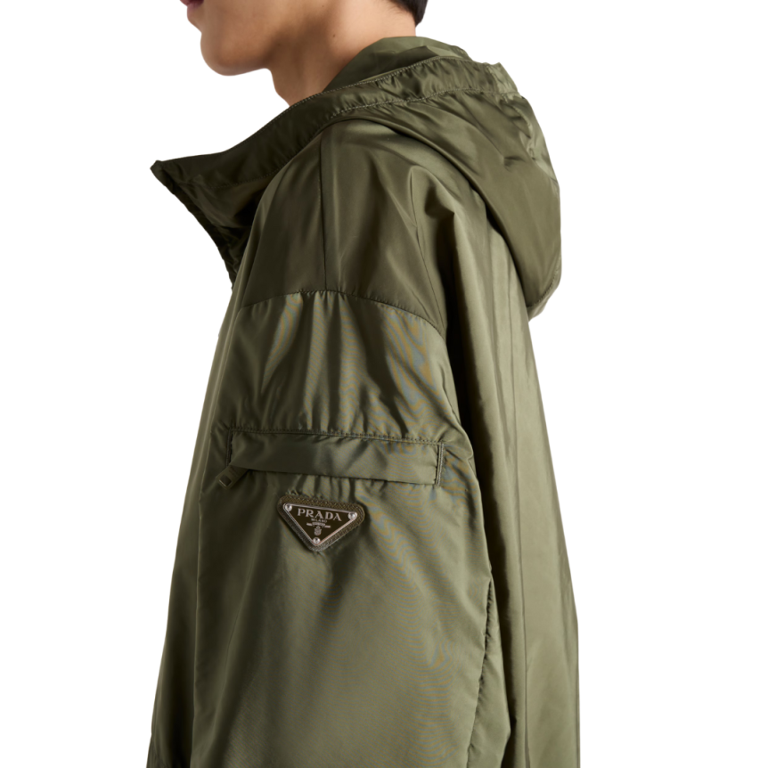 Veste à capuche zippée PRADA Re-Nylon kaki logo triangle métal email