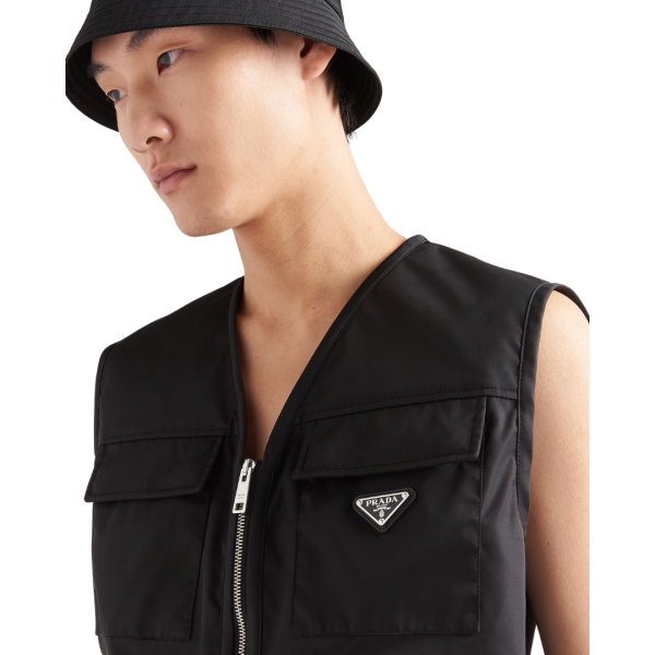 Gilet zippé PRADA Re Nylon noir poche plaque métal triangle émail