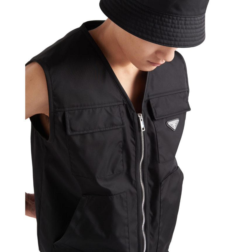 Gilet zippé PRADA Re Nylon noir poche plaque métal triangle émail