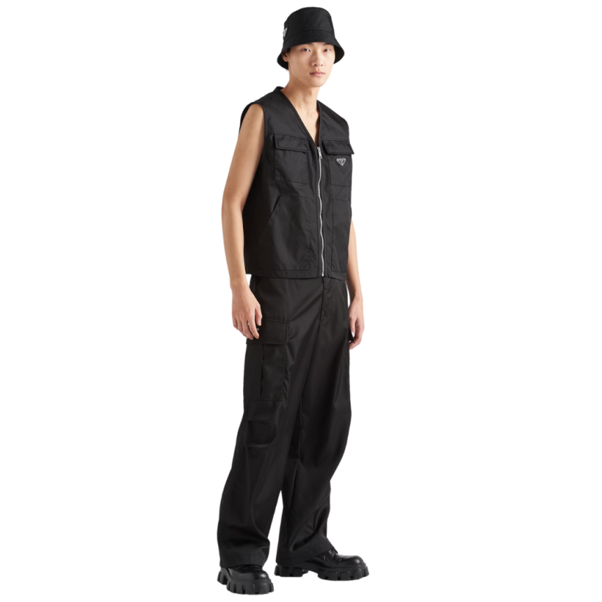 Gilet zippé PRADA Re Nylon noir poche plaque métal triangle émail