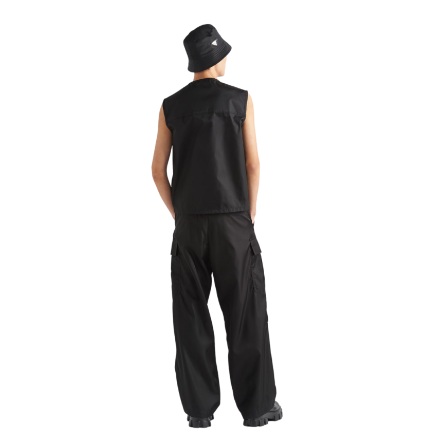 Gilet zippé PRADA Re Nylon noir poche plaque métal triangle émail