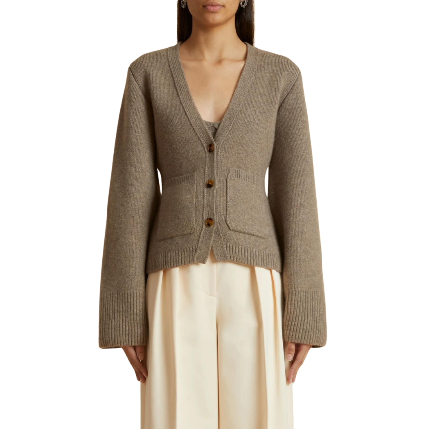 Cardigan boutons KHAITE Scarlett cachemire taupe poches plaquées