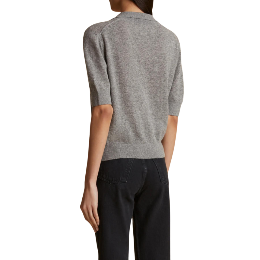 Pull KHAITE Shrunken col polo manche courte cachemire gris