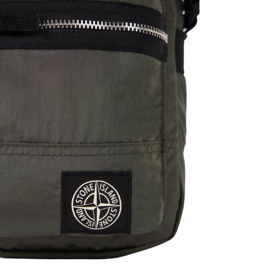 Pochette STONE ISLAND bandoulière nylon métal Econyl ® vert mousse