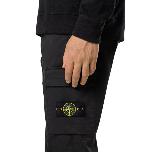Pantalon cargo STONE ISLAND fuselé satin coton bio noir taille bas élastique