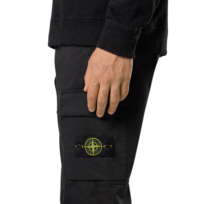 Pantalon cargo STONE ISLAND fuselé satin coton bio noir taille bas élastique