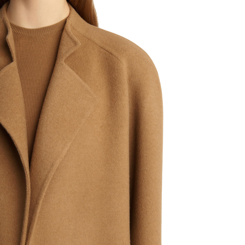 KHAITE Manteau portefeuille Deena laine camel ceinture à nouer