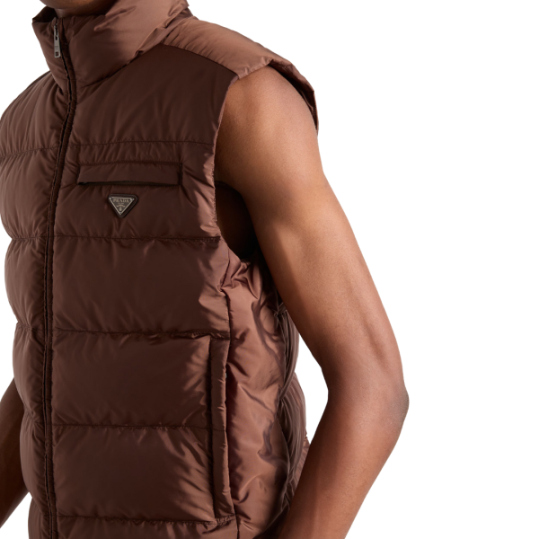 Gilet doudoune sans manche PRADA Re Nylon marron logo triangle métal email