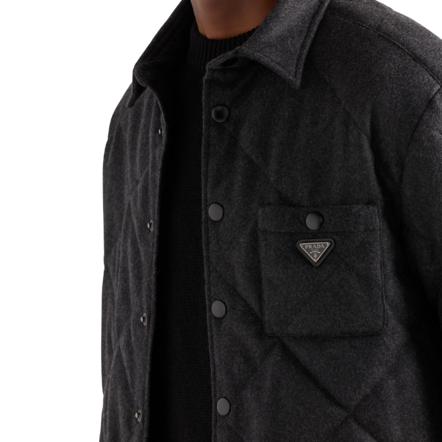 Sur Chemise cachemire recyclé matelassé gris anthracite logo triangle métal email