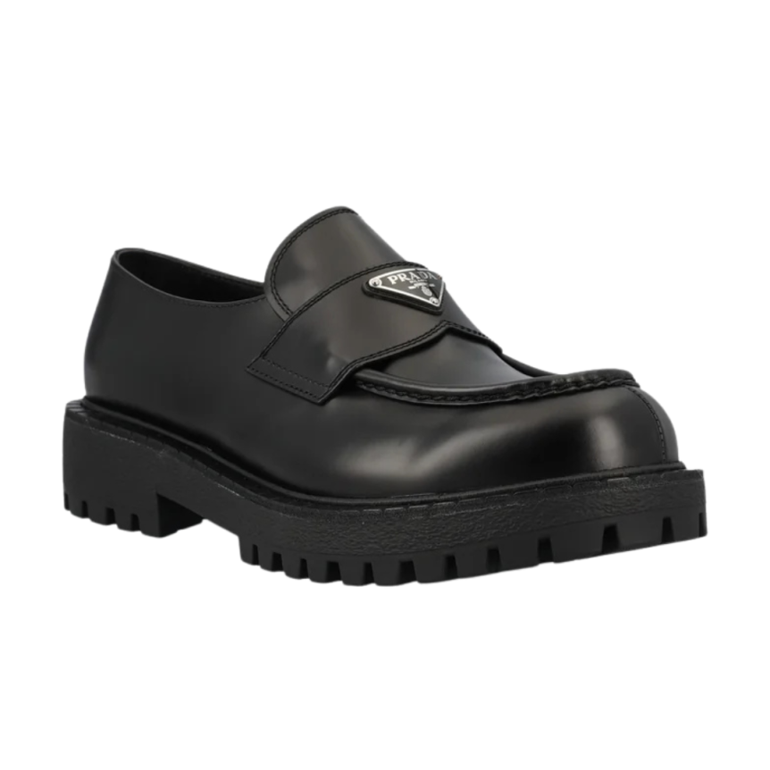 Mocassin PRADA cuir veau lisse noir semelle crantée logo triangle
