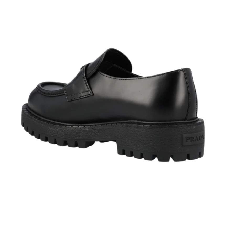 Mocassin PRADA cuir veau lisse noir semelle crantée logo triangle