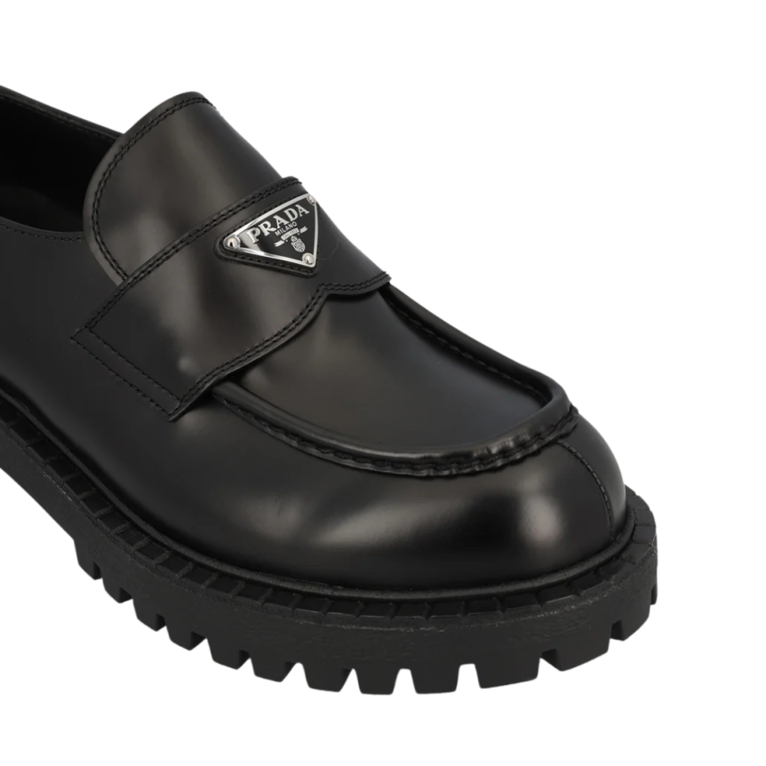 Mocassin PRADA cuir veau lisse noir semelle crantée logo triangle