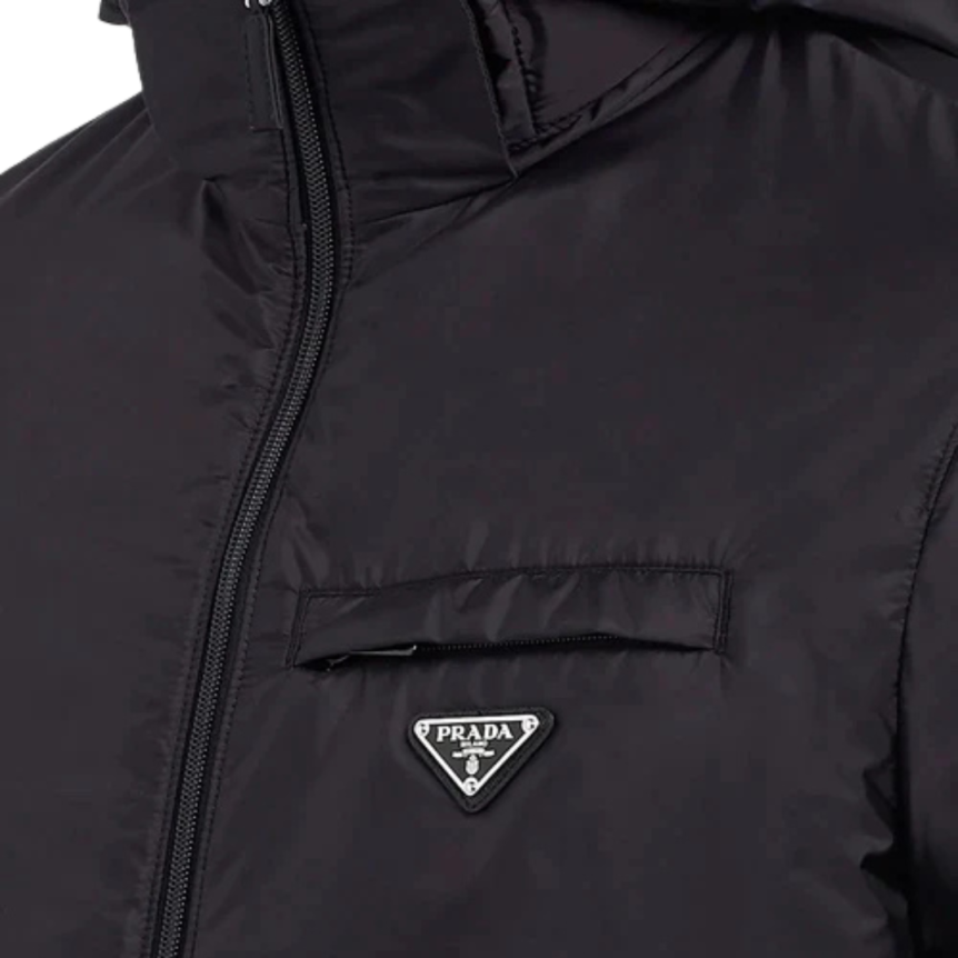 Doudoune matelassée PRADA zippée à capuche nylon noir logo triangle métal email