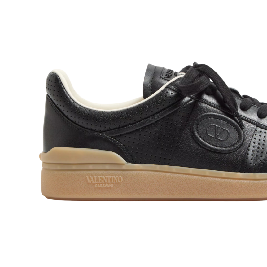 Basket basse VALENTINO Upvillage cuir veau nappa perforé noir semelle camel