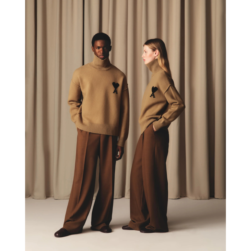 Pull col cheminée AMI Paris laine mérinos camel ami de cœur noir