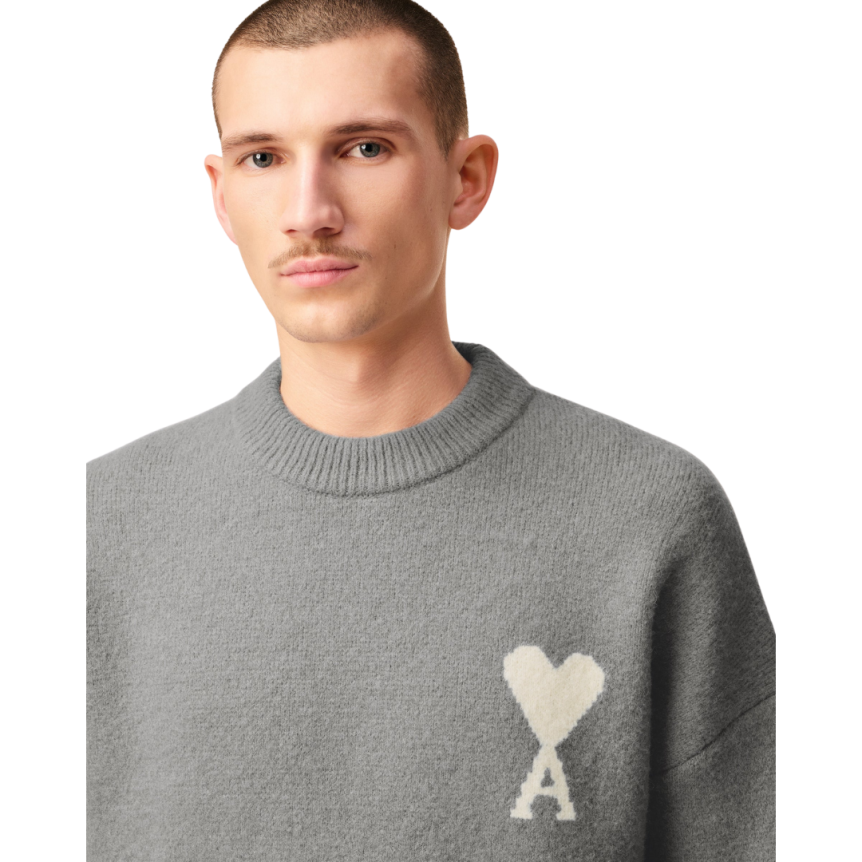 Pull col rond AMI Paris laine alpaga gris clair cœur blanc