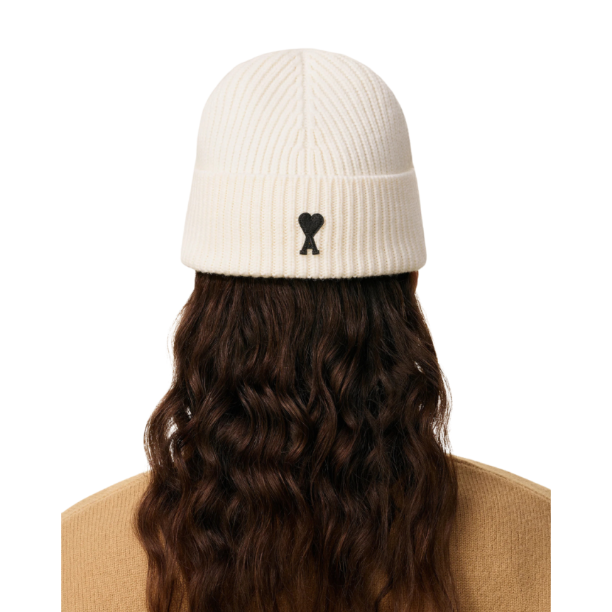 Bonnet AMI Paris maille laine mérinos feutrée blanc broderie cœur noir
