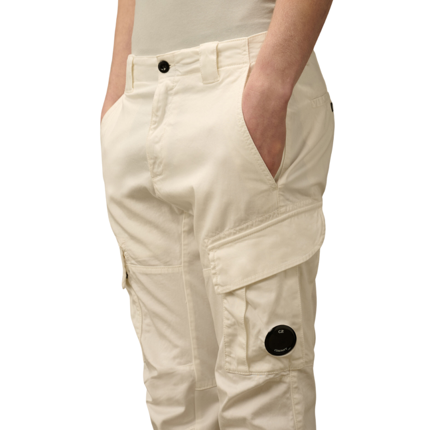 Pantalon cargo CP COMPANY en coton satin extensible blanc poche lentille