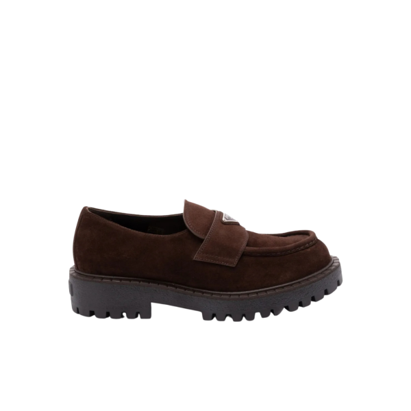 Mocassins PRADA Penny daim marron semelle crantée logo triangle métal