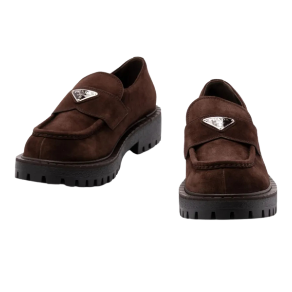 Mocassins PRADA Penny daim marron semelle crantée logo triangle métal