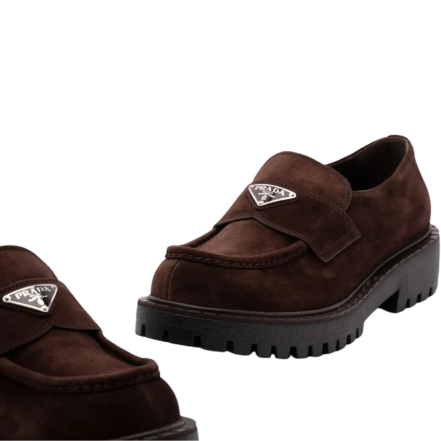 Mocassins PRADA Penny daim marron semelle crantée logo triangle métal