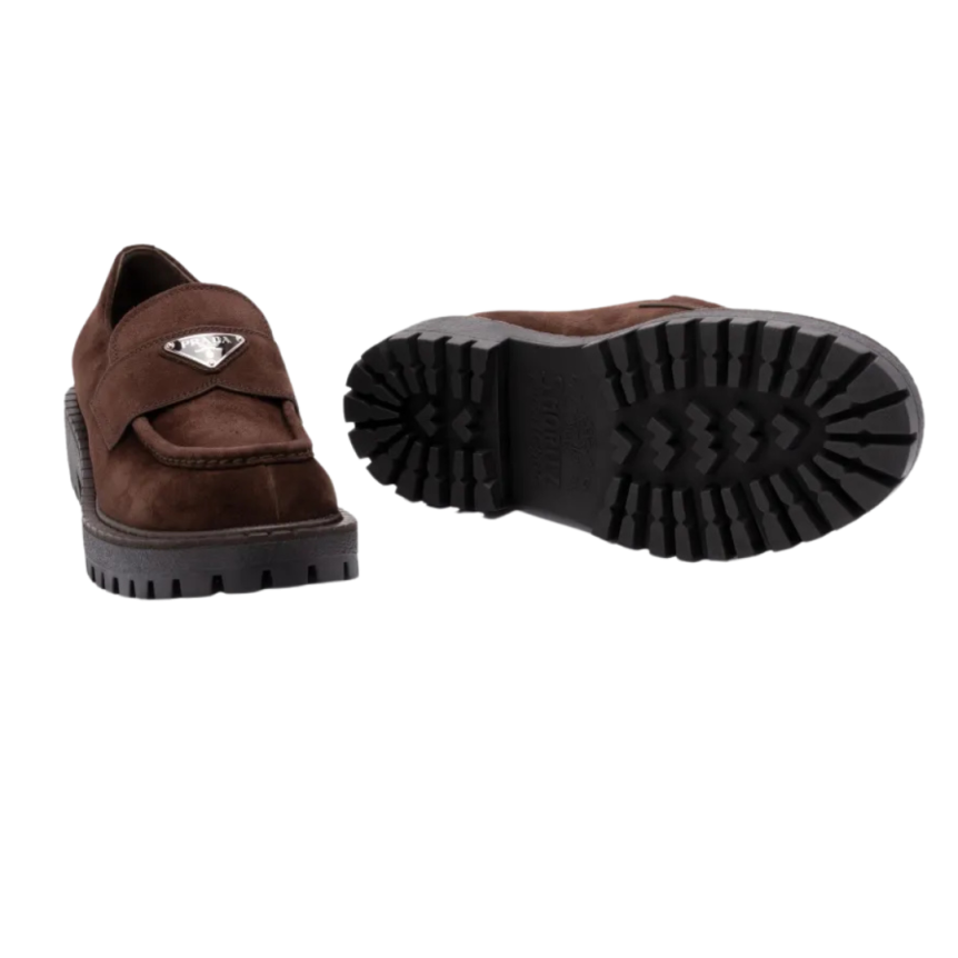 Mocassins PRADA Penny daim marron semelle crantée logo triangle métal