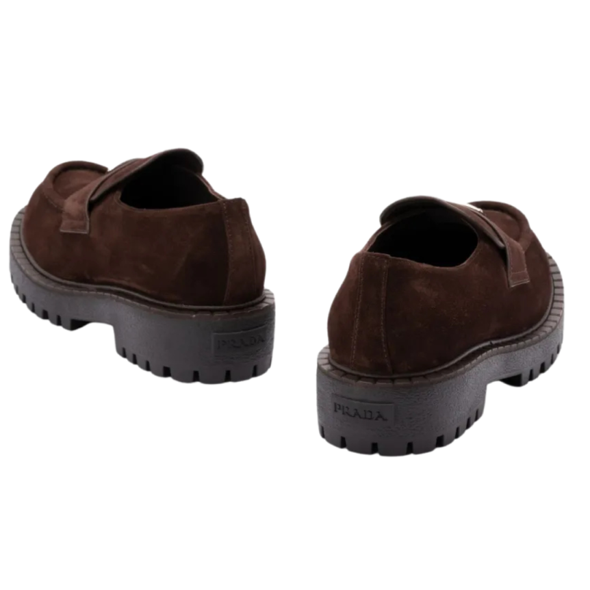 Mocassins PRADA Penny daim marron semelle crantée logo triangle métal