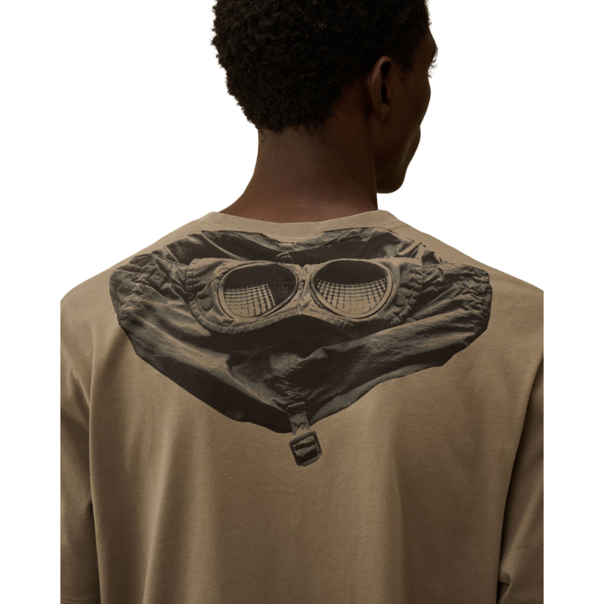 T-shirt col rond CP COMPANY coton gris beige imprimé capuche lunettes dos
