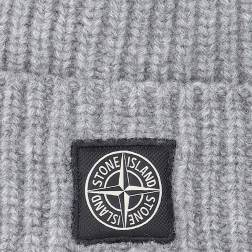 Bonnet STONE ISLAND laine vierge gris clair revers côtelé écusson Compass