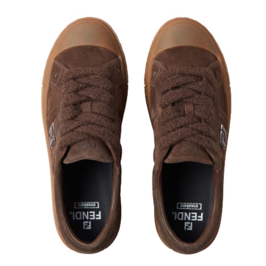 baskets basses à lacets FENDI Domino cuir suédé marron FF métal