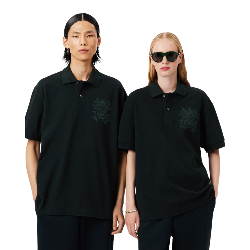 Polo manche courte LACOSTE Défilé loose fit coton piqué vert foncé broderie blason