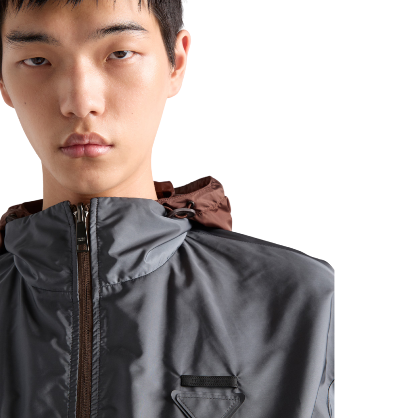 Veste zippée à capuche PRADA coupe-vent réversible Re-Nylon marron gris
