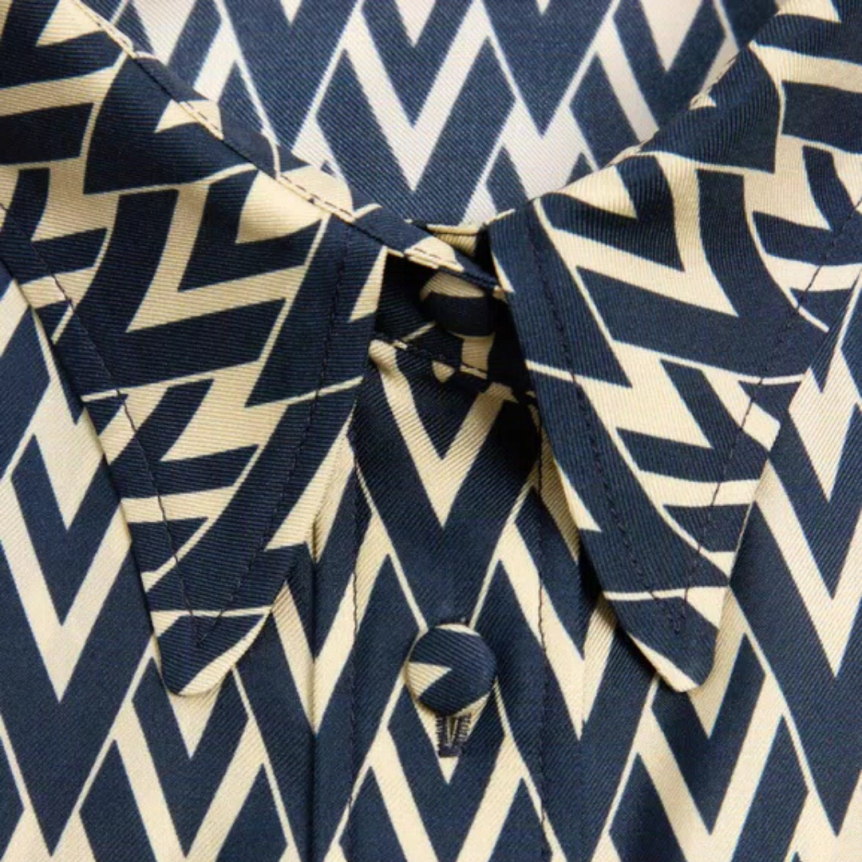 Chemise manche longue VALENTINO soie écru V logo bleu marine