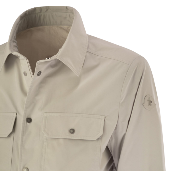 Surchemise MONCLER nylon beige zippée bouton métal poche plaquée logo cuir