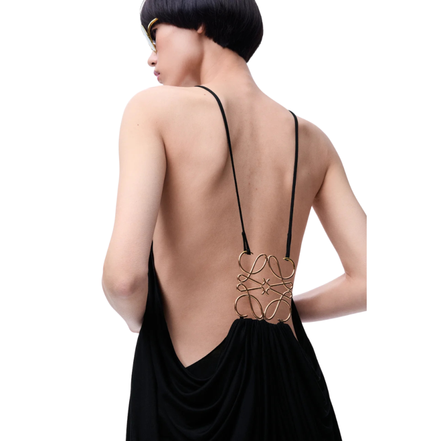 Robe jersey LOEWE soie fluide noir asymétrique drapée dos nu anagramme doré