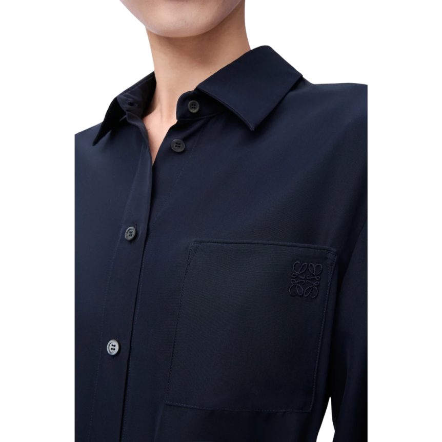 Chemisier LOEWE crêpe soie mate bleu marine ceinture à nouer boutons donuts