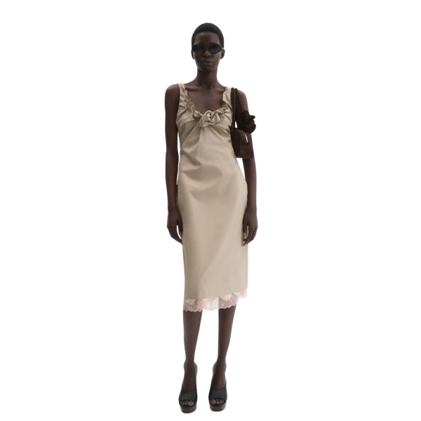 Robe courte sans manches coton soie beige à encolure drapée volants