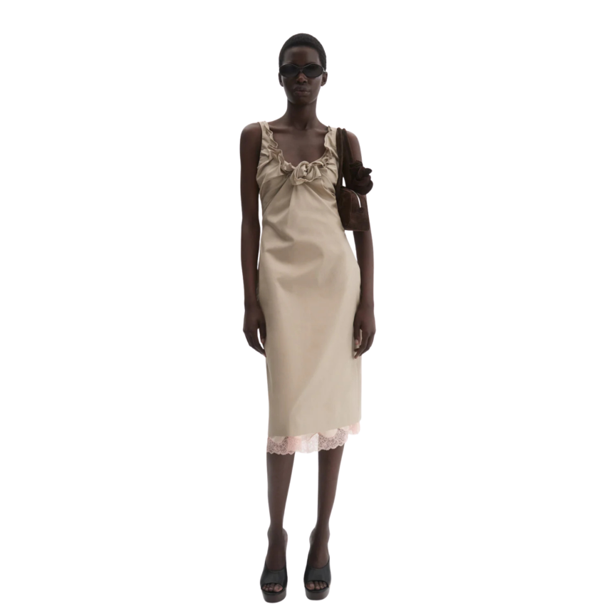 Robe courte sans manches coton soie beige à encolure drapée volants