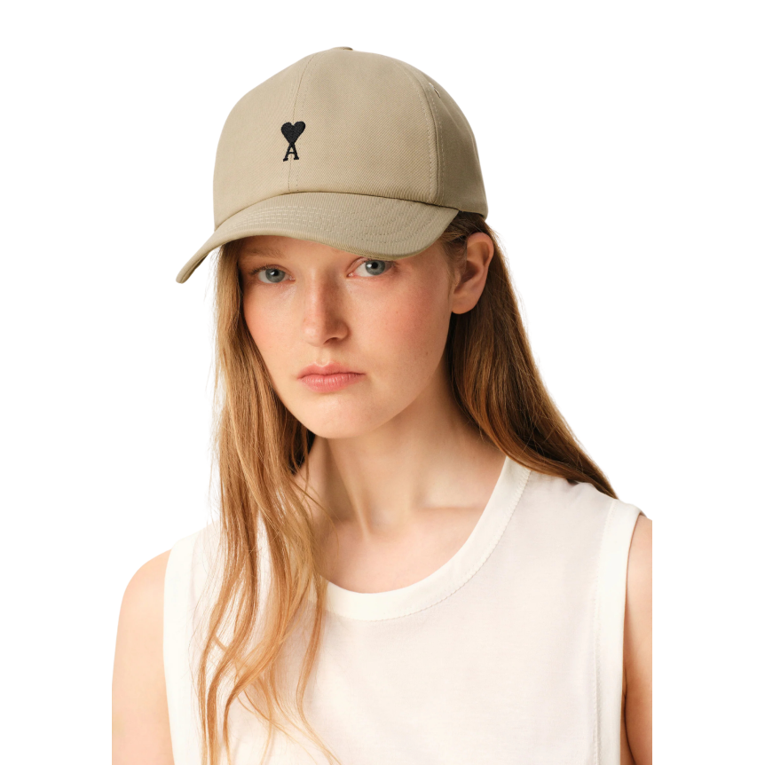 Casquette AMI Paris coton beige broderie cœur noir