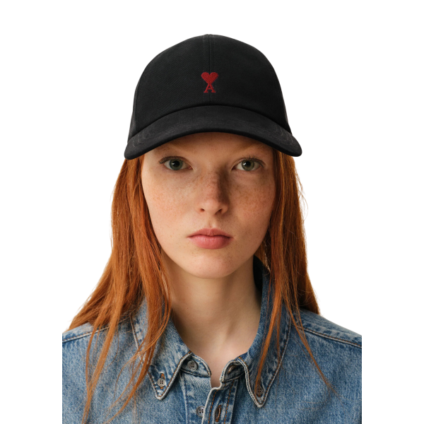 AMI Paris Casquette gabardine coton effet peau de pèche noir broderie cœur rouge