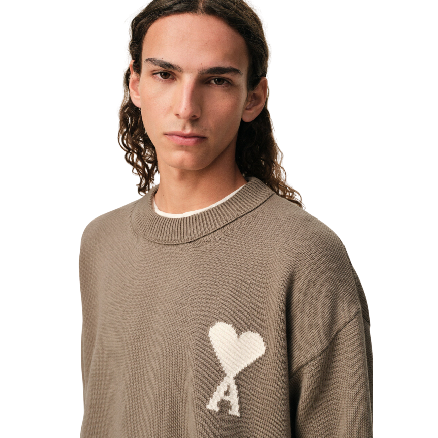 Pull col rond AMI Paris laine coton taupe gros cœur blanc