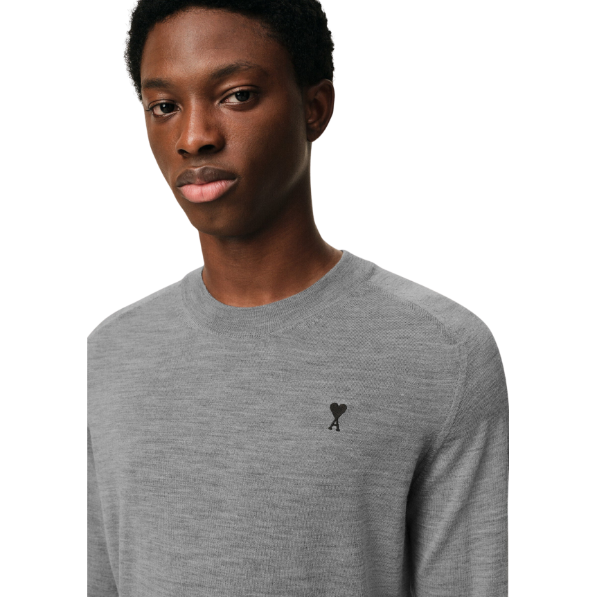 Pull col rond AMI Paris maille laine mérinos extrafine gris gros cœur noir