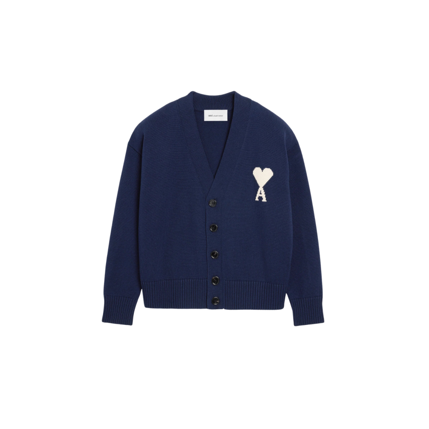 Cardigan col V AMI Paris maille laine coton bleu marine gros cœur blanc