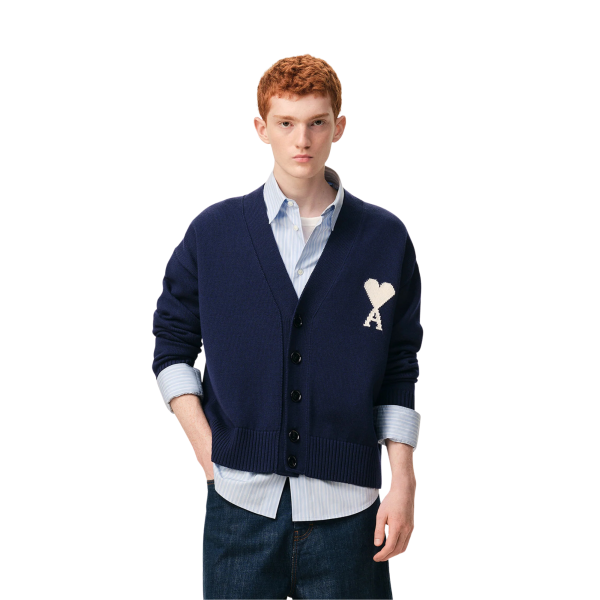Cardigan col V AMI Paris maille laine coton bleu marine gros cœur blanc