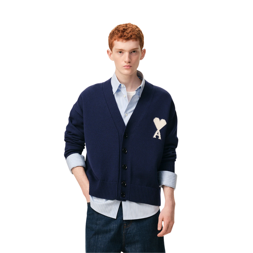 Cardigan col V AMI Paris maille laine coton bleu marine gros cœur blanc