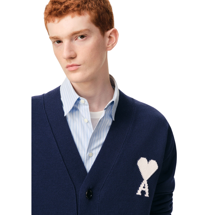 Cardigan col V AMI Paris maille laine coton bleu marine gros cœur blanc