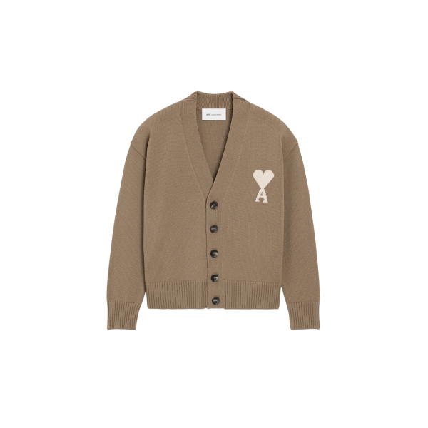 Cardigan col V AMI Paris maille laine coton taupe gros cœur blanc