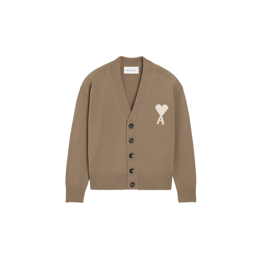 Cardigan col V AMI Paris maille laine coton taupe gros cœur blanc
